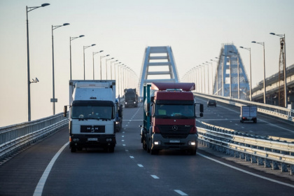 Грузовики уже пускают на Крымский мост, но спрашивают о весе